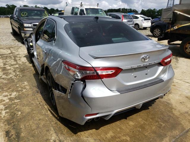 4T1BZ1HK5JU501496 - 2018 TOYOTA CAMRY XSE GRAY photo 3