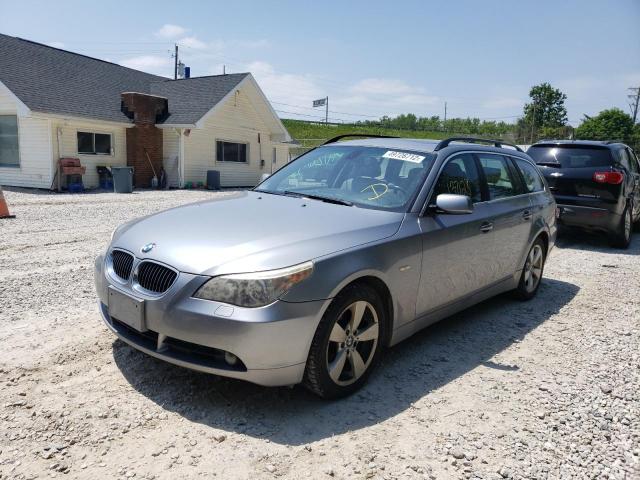 WBANN73536CN03369 - 2006 BMW 530 XIT GRAY photo 2