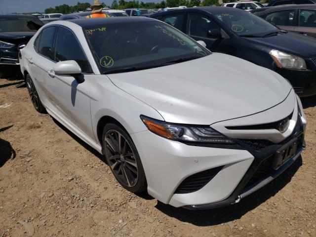 4T1B61HK8JU077112 - 2018 TOYOTA CAMRY XSE WHITE photo 1