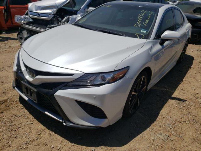 4T1B61HK8JU077112 - 2018 TOYOTA CAMRY XSE WHITE photo 2