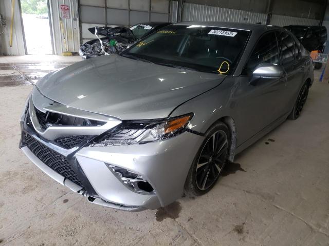 4T1B61HK9JU128682 - 2018 TOYOTA CAMRY XSE SILVER photo 2