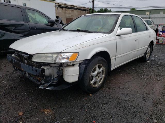 4T1BG22K3WU826935 - 1998 TOYOTA CAMRY CE WHITE photo 2