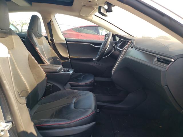 5YJSA1CP4DFP04147 - 2013 TESLA MODEL S Մոխրագույն լուսանկար 5