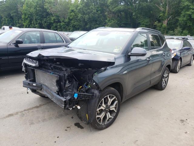 KNDERCAA6M7098100 - 2021 KIA SELTOS EX GRAY photo 2