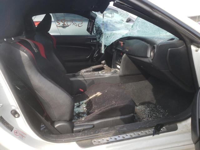 JF1ZNAA11D1722637 - 2013 TOYOTA SCION FR-S WHITE photo 5