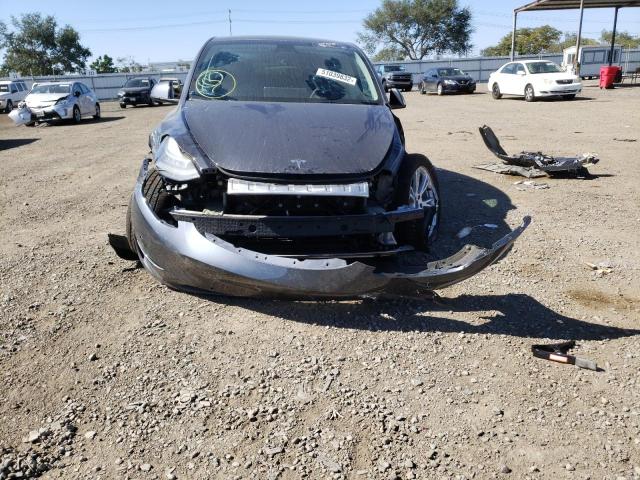 7SAYGDEE0NF343932 - 2022 TESLA MODEL Y فحمي صورة 9