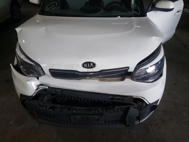 KNDJN2A21K7675562 - 2019 KIA SOUL WHITE photo 7