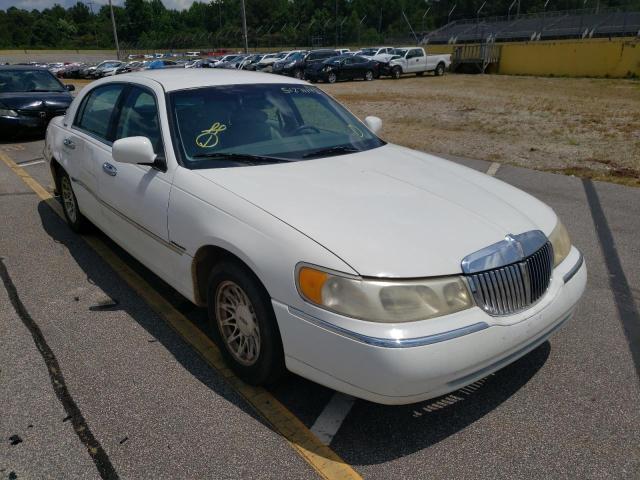 1LNFM82W1WY695013 - 1998 LINCOLN TOWN CAR S WHITE photo 1