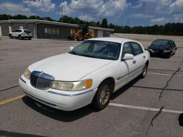 1LNFM82W1WY695013 - 1998 LINCOLN TOWN CAR S WHITE photo 2