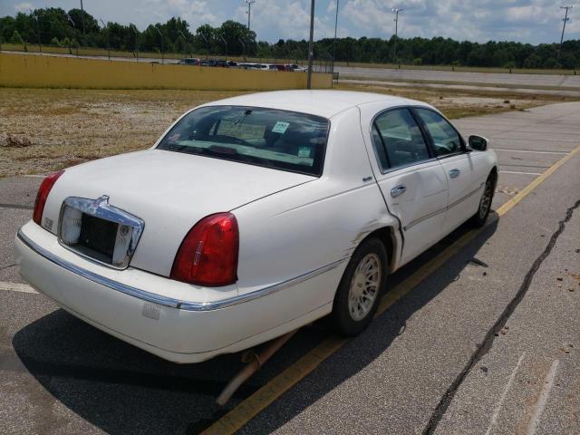 1LNFM82W1WY695013 - 1998 LINCOLN TOWN CAR S WHITE photo 4