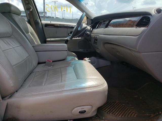 1LNFM82W1WY695013 - 1998 LINCOLN TOWN CAR S WHITE photo 5