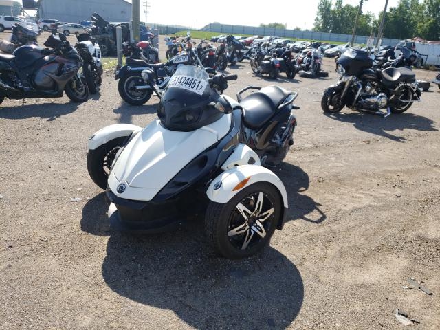 2BXJAAA139V000843 - 2009 CAN-AM SPYDER ROA WHITE photo 2