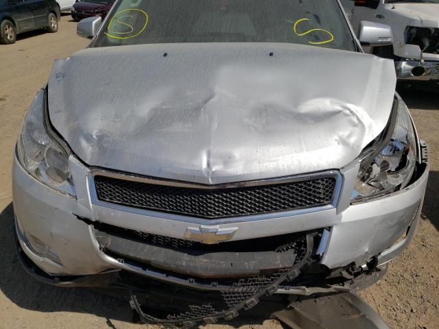 1GNKRGED7BJ172615 - 2011 CHEVROLET TRAVERSE L SILVER photo 7