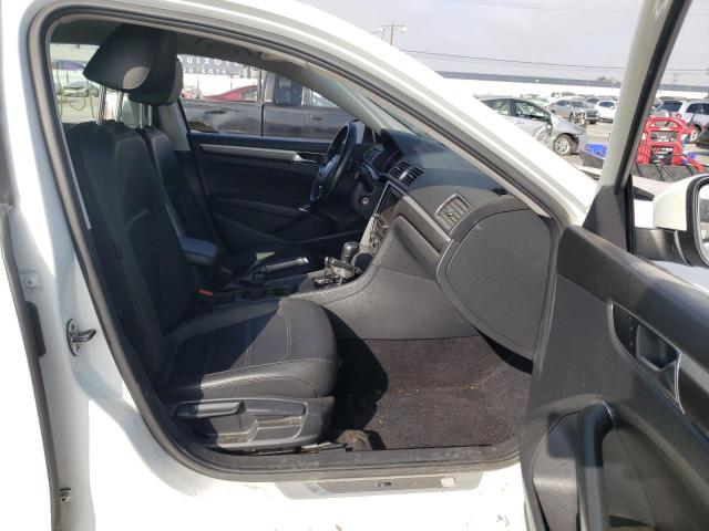 1VWDT7A32HC051548 - 2017 VOLKSWAGEN PASSAT R-L WHITE photo 5