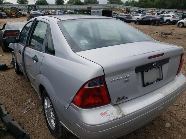 1FAFP34N87W320502 - 2007 FORD FOCUS ZX4 SILVER photo 3