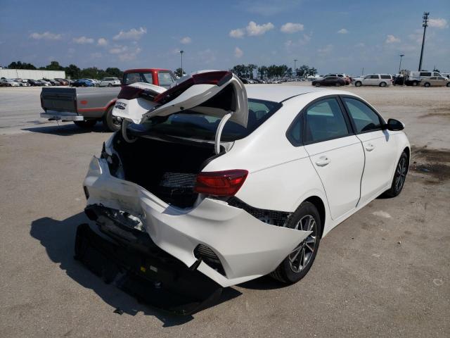 3KPF24AD6NE493856 - 2022 KIA FORTE FE WHITE photo 4