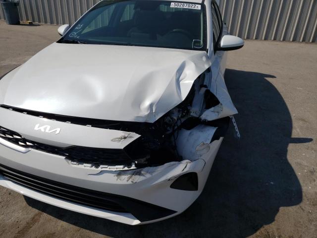 3KPF24AD6NE493856 - 2022 KIA FORTE FE WHITE photo 9