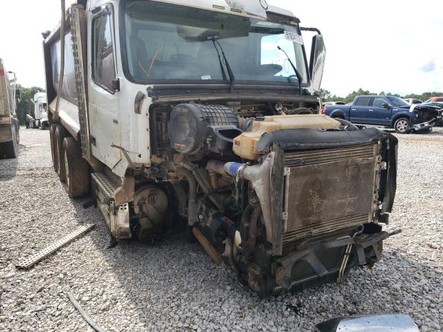 4V5KG9EH4KN226085 - 2019 VOLVO VHD WHITE photo 9