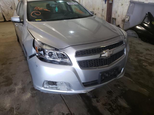 1G11C5SA6DF325763 - 2013 CHEVROLET MALIBU 1LT ვერცხლისფერი ფოტო 9