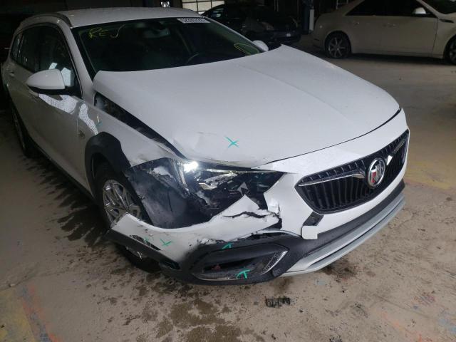 W04GU8SX8J1100378 - 2018 BUICK REGAL TOUR WHITE photo 9