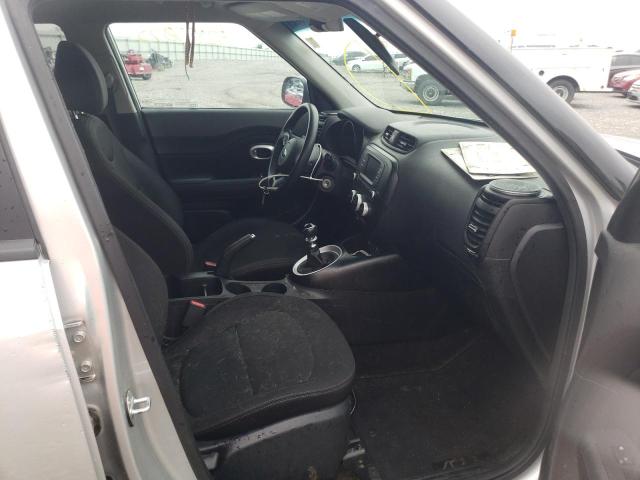 KNDJN2A20J7560692 - 2018 KIA SOUL SILVER photo 5