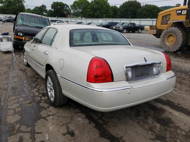 1LNHM83W44Y647266 - 2004 LINCOLN TOWN CAR U CREAM photo 3