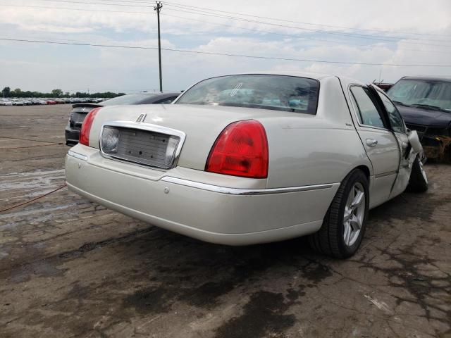 1LNHM83W44Y647266 - 2004 LINCOLN TOWN CAR U CREAM photo 4