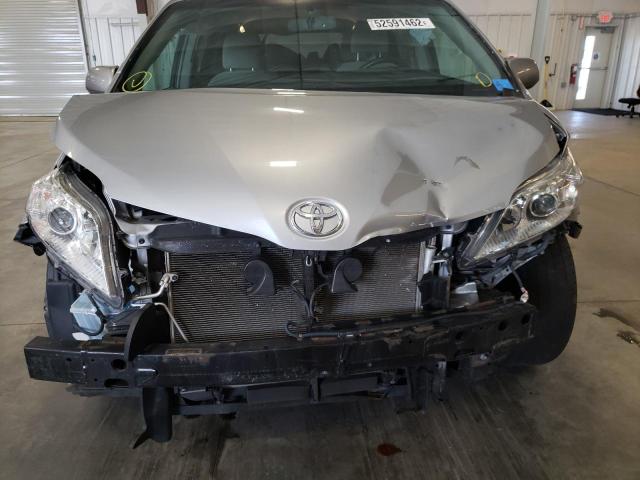 5TDKK3DC3GS752940 - 2016 TOYOTA SIENNA LE SILVER photo 9