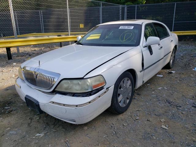 1LNHM83WX3Y601620 - 2003 LINCOLN TOWNCAR WHITE photo 2