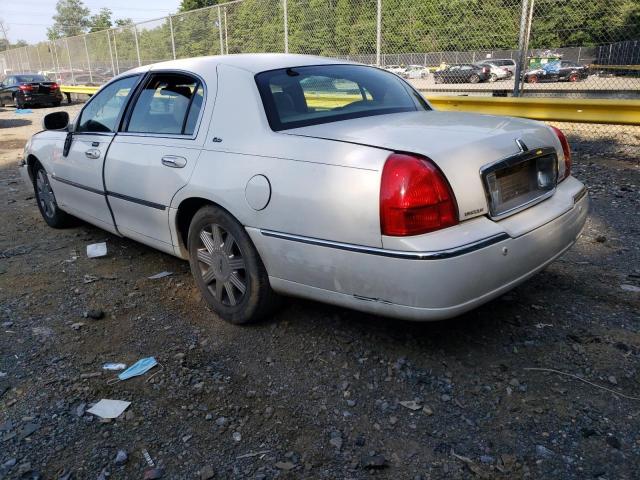 1LNHM83WX3Y601620 - 2003 LINCOLN TOWNCAR WHITE photo 3