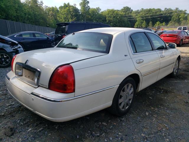 1LNHM83WX3Y601620 - 2003 LINCOLN TOWNCAR WHITE photo 4