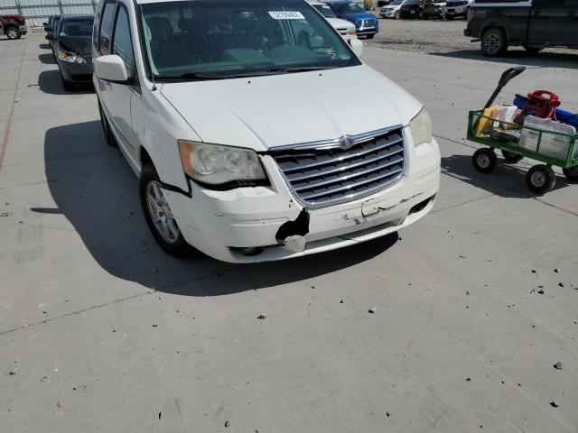 2A4RR5DX9AR345689 - 2010 CHRYSLER TOWN & COU WHITE photo 9