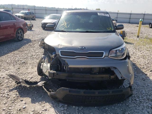 KNDJN2A23F7205121 - 2015 KIA SOUL GRAY photo 9