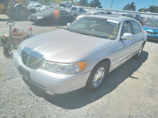 1LNHM82W6YY815853 - 2000 LINCOLN TOWN CAR S SILVER photo 2