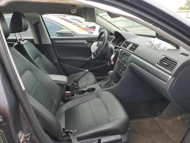 1VWDT7A38HC079564 - 2017 VOLKSWAGEN PASSAT R-L GRAY photo 5