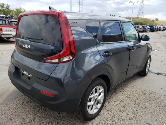 KNDJ23AUXN7832915 - 2022 KIA SOUL GRAY photo 4