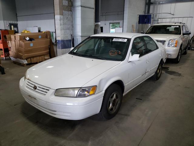 JT2BG22K5W0246705 - 1998 TOYOTA CAMRY CE WHITE photo 2