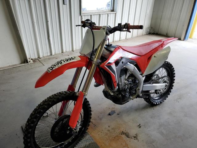 JH2PE0730LK302985 - 2020 HONDA CRF450 R RED photo 2