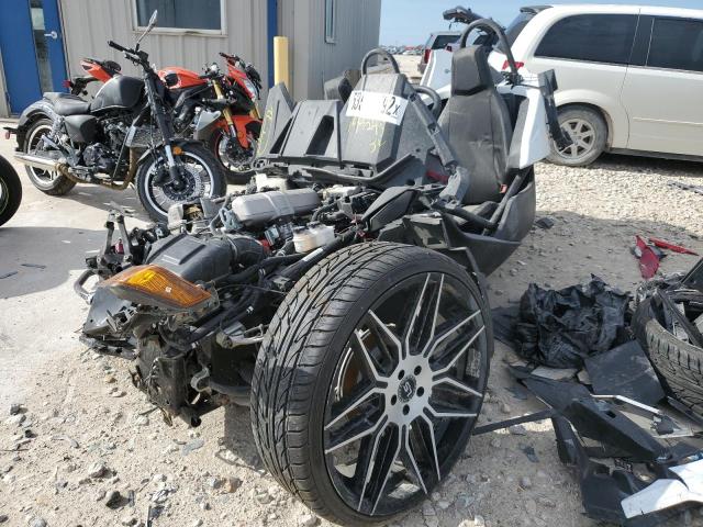 57XAASHDXM8145243 - 2021 POLARIS SLINGSHOT WHITE photo 2