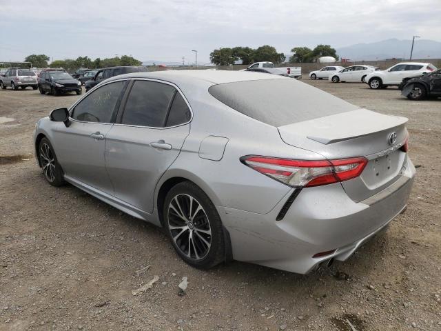 4T1B21HKXJU006117 - 2018 TOYOTA CAMRY HYBR SILVER photo 3