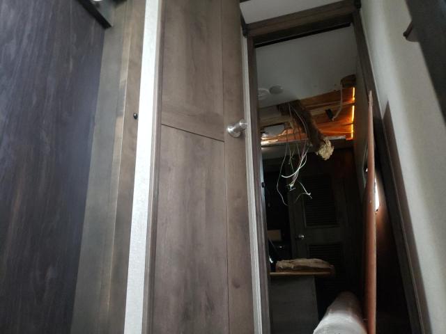 4YDF35629K4700910 - 2019 KEYSTONE MONTANA TWO TONE photo 5