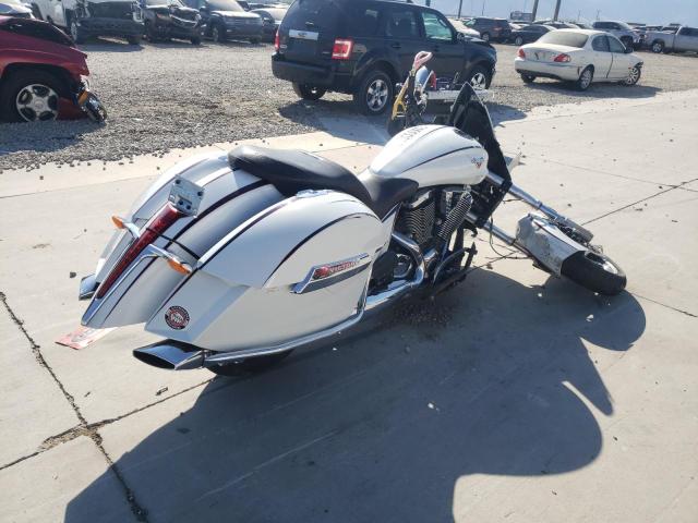 5VPTW36N4C3004542 - 2012 VICTORY MOTORCYCLES CROSS COUN WHITE photo 4