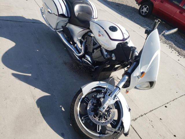 5VPTW36N4C3004542 - 2012 VICTORY MOTORCYCLES CROSS COUN WHITE photo 9
