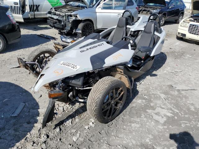 57XAASGD2N8150889 - 2022 POLARIS SLINGSHOT SILVER photo 2