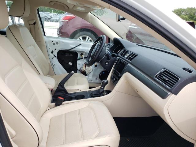 1VWDT7A36HC068675 - 2017 VOLKSWAGEN PASSAT R-L WHITE photo 5