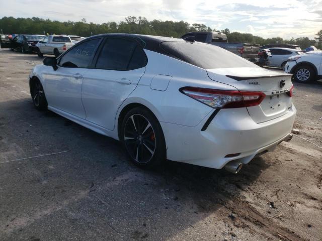 4T1BZ1HK2JU001697 - 2018 TOYOTA CAMRY XSE WHITE photo 3