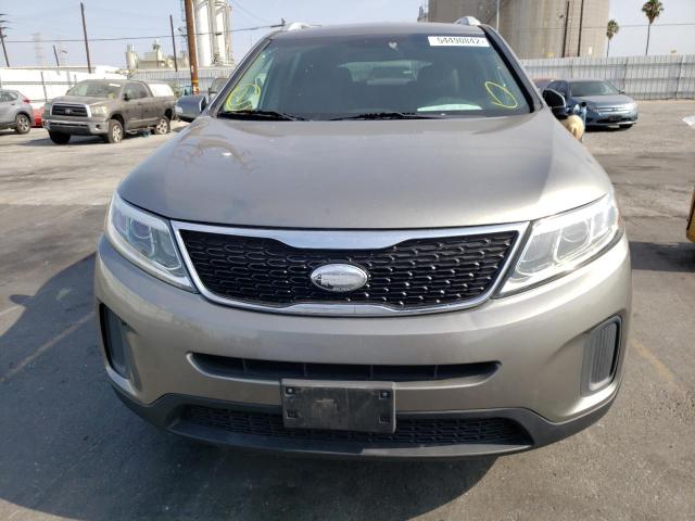 5XYKTDA7XFG646135 - 2015 KIA SORENTO LX GRAY photo 9