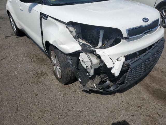 KNDJN2A27G7287243 - 2016 KIA SOUL WHITE photo 9