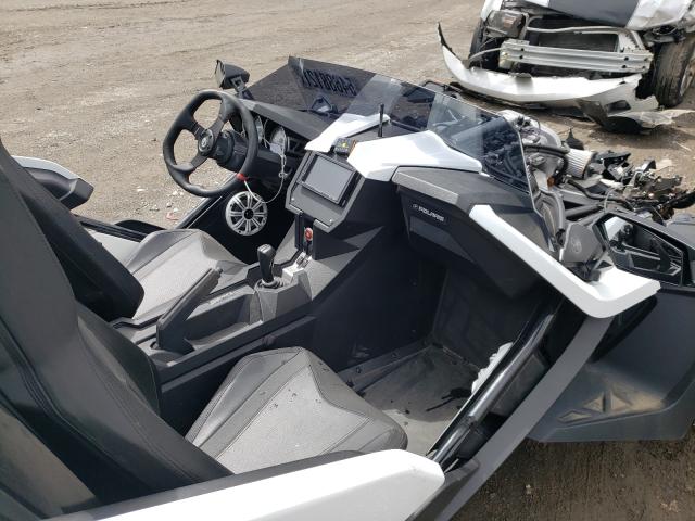 57XAASFA5K8133202 - 2019 POLARIS SLINGSHOT WHITE photo 5