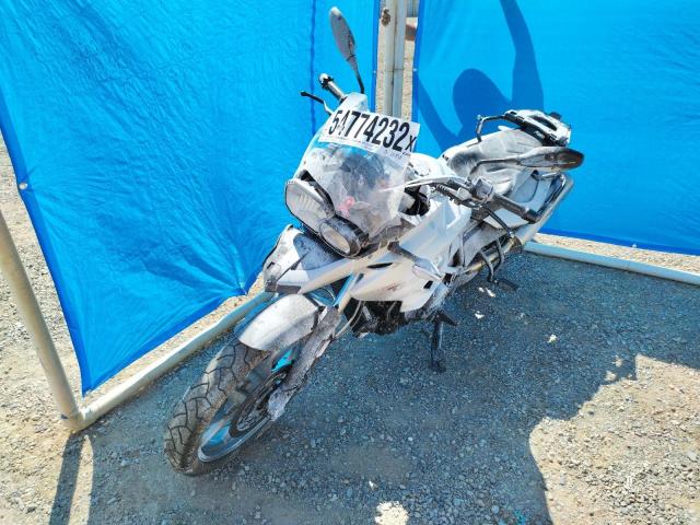 WB10B1109DZF84446 - 2013 BMW F700 GS SILVER photo 2